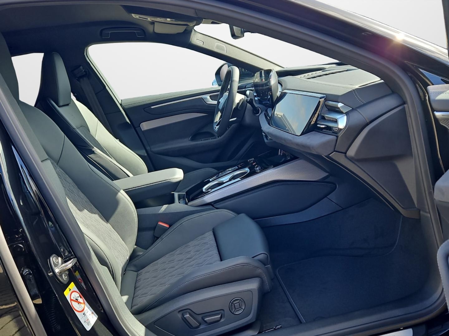 Bild über Audi A6 Avant TDI quattro 220 kW S tronic - für weitere Informationen kontaktieren Sie den Audi Partner