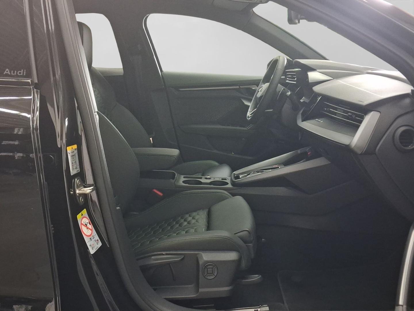 Bild über Audi RS 3 Limousine TFSI quattro S tronic - für weitere Informationen kontaktieren Sie den Audi Partner