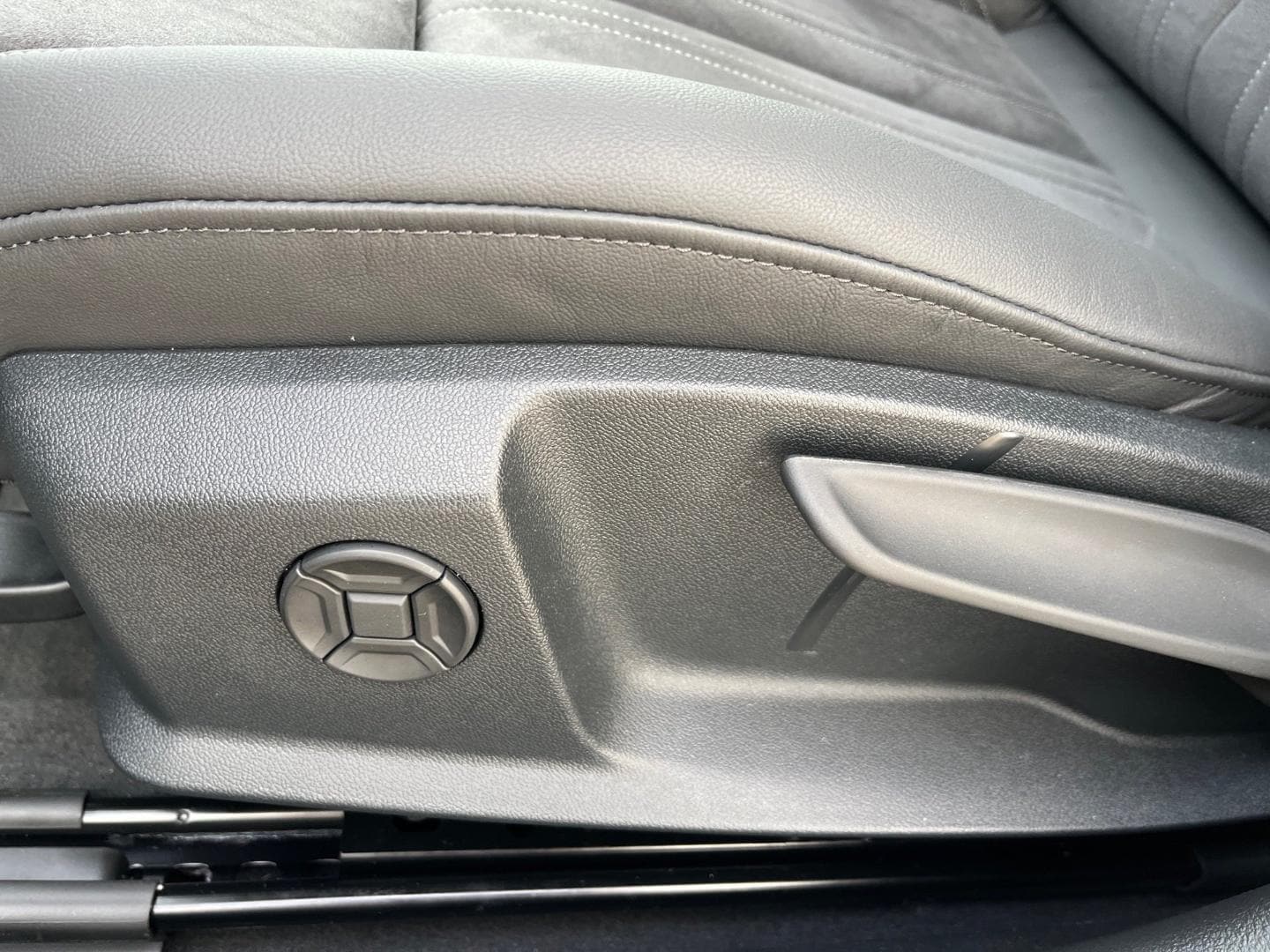 Bild über Audi A6 Avant advanced 40 TDI quattro S tronic - für weitere Informationen kontaktieren Sie den Audi Partner