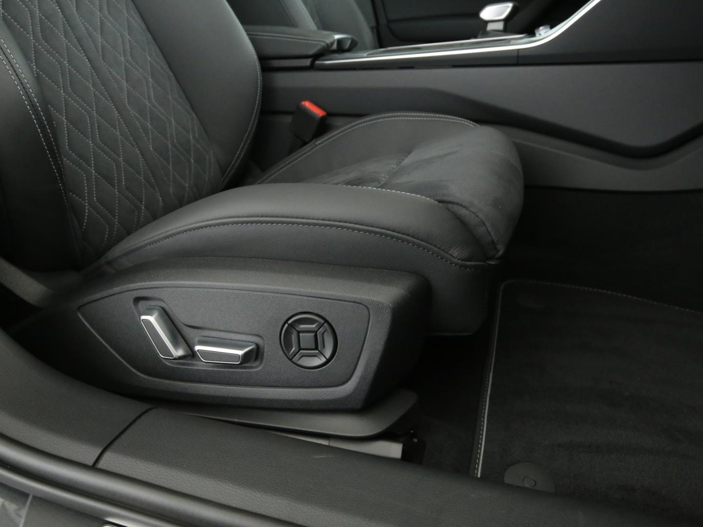 Bild über Audi S6 Avant TDI quattro tiptronic - für weitere Informationen kontaktieren Sie den Audi Partner