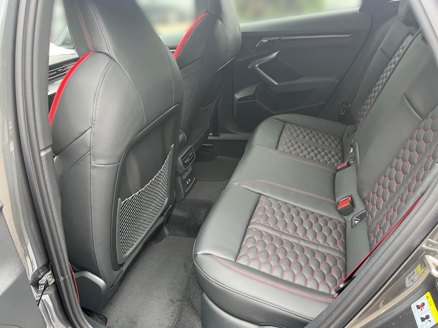 Bild über Audi RS 3 Limousine TFSI quattro S tronic - für weitere Informationen kontaktieren Sie den Audi Partner