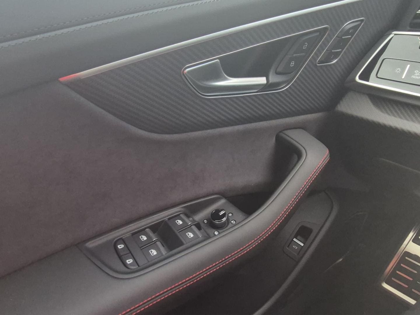 Bild über Audi RS Q8 SUV TFSI quattro 471 kW tiptronic - für weitere Informationen kontaktieren Sie den Audi Partner