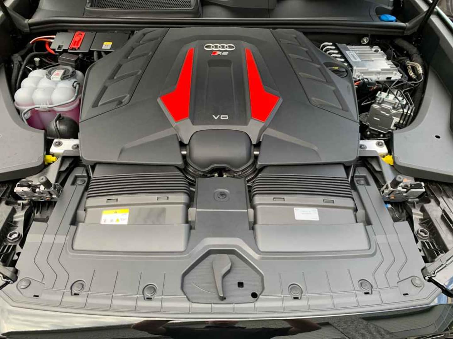 Bild über Audi RS Q8 SUV TFSI quattro 441 kW tiptronic - für weitere Informationen kontaktieren Sie den Audi Partner