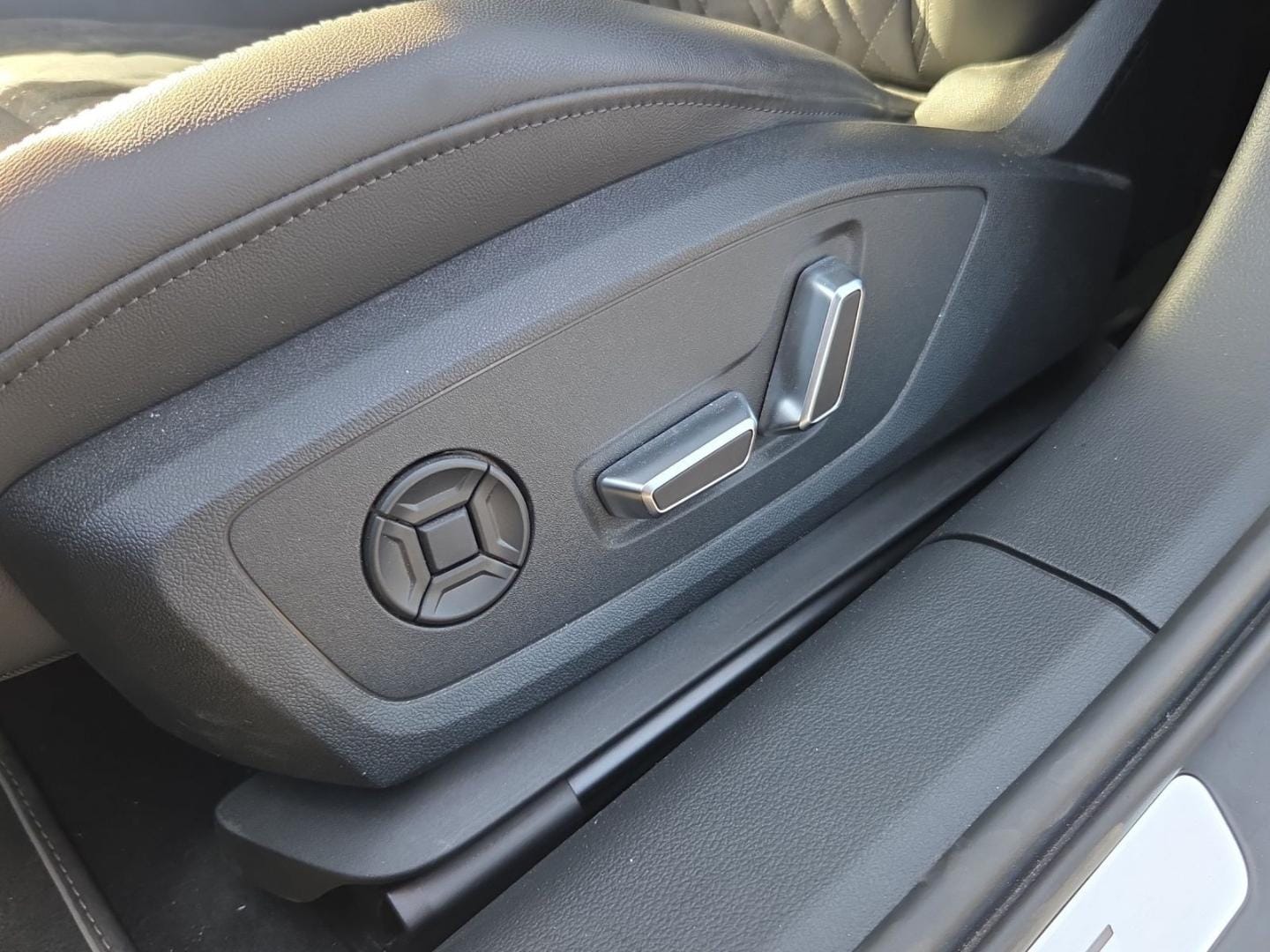 Bild über Audi S6 Avant TDI quattro tiptronic - für weitere Informationen kontaktieren Sie den Audi Partner