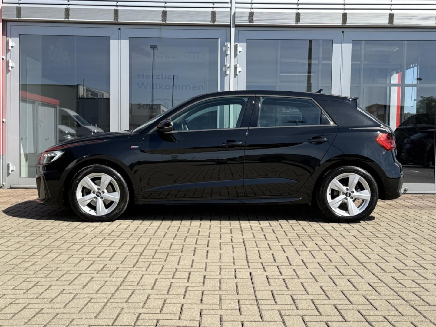 Bild über Audi A1 Sportback S line 30 TFSI S tronic - für weitere Informationen kontaktieren Sie den Audi Partner