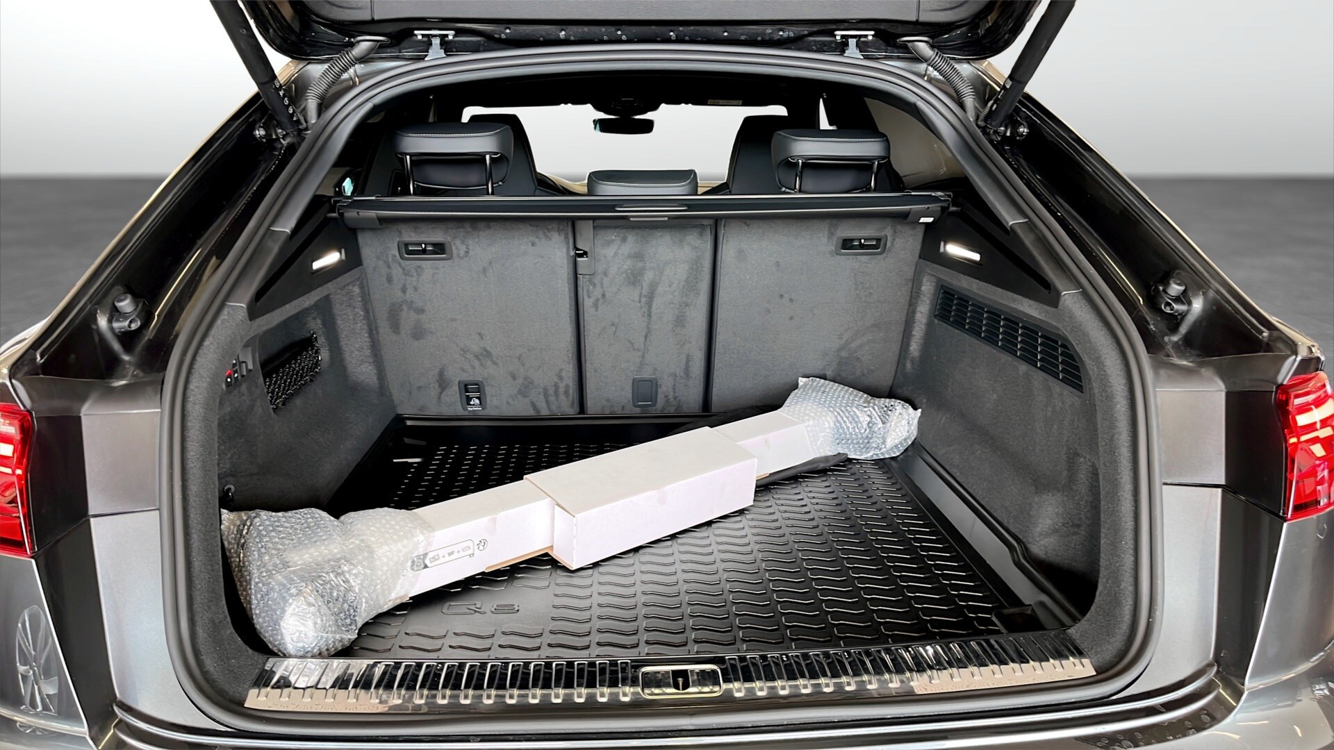 Bild som visar&nbsp;Audi Q8 SUV&nbsp;Q8 SUV TDI quattro 210 kW tiptronic - för mer information kontakta din Audi Partner