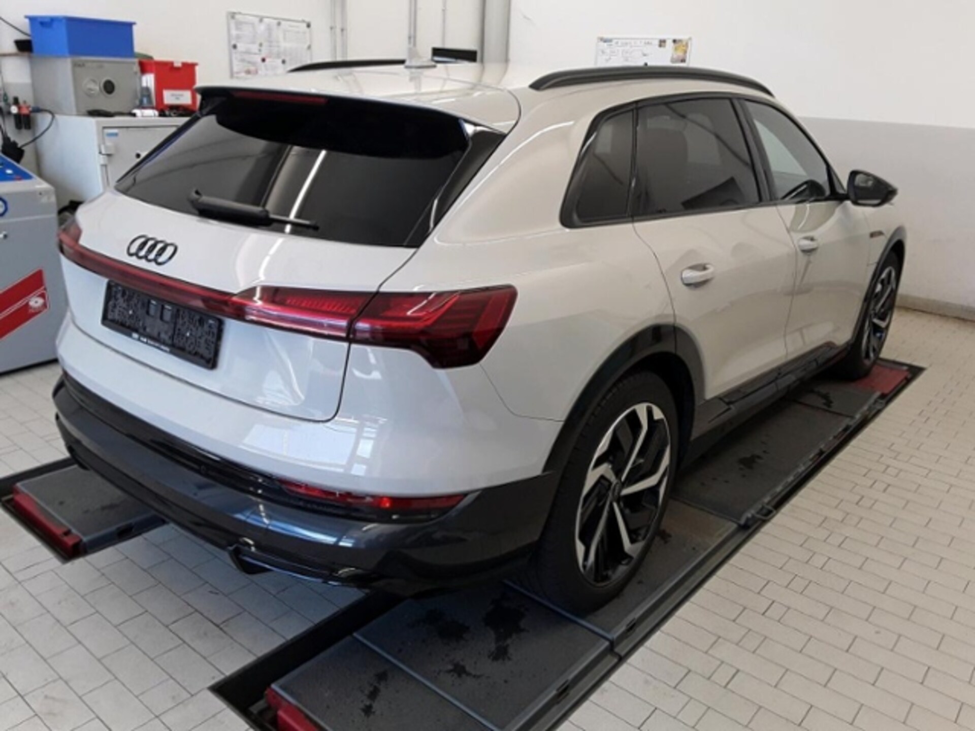 Audi e-tron S line
