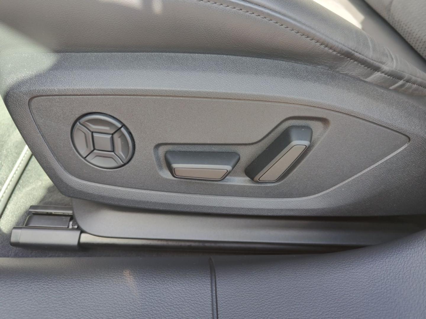 Bild über Audi S6 Avant TDI quattro tiptronic - für weitere Informationen kontaktieren Sie den Audi Partner