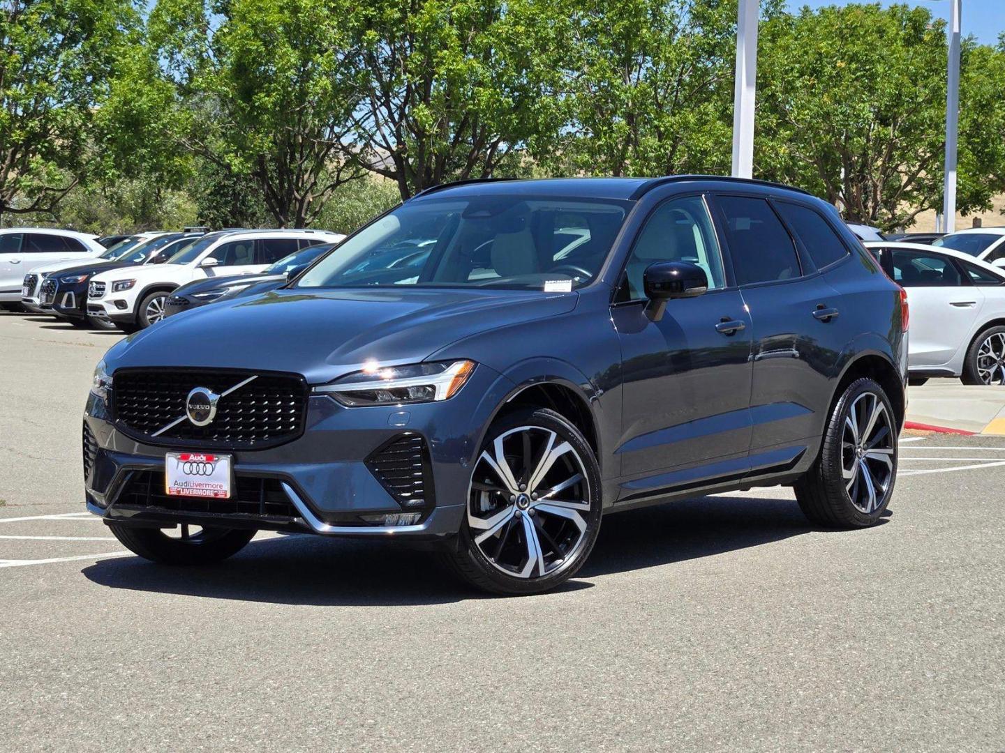 2023 Volvo XC60 B5 Ultimate Dark Theme FWD's photo