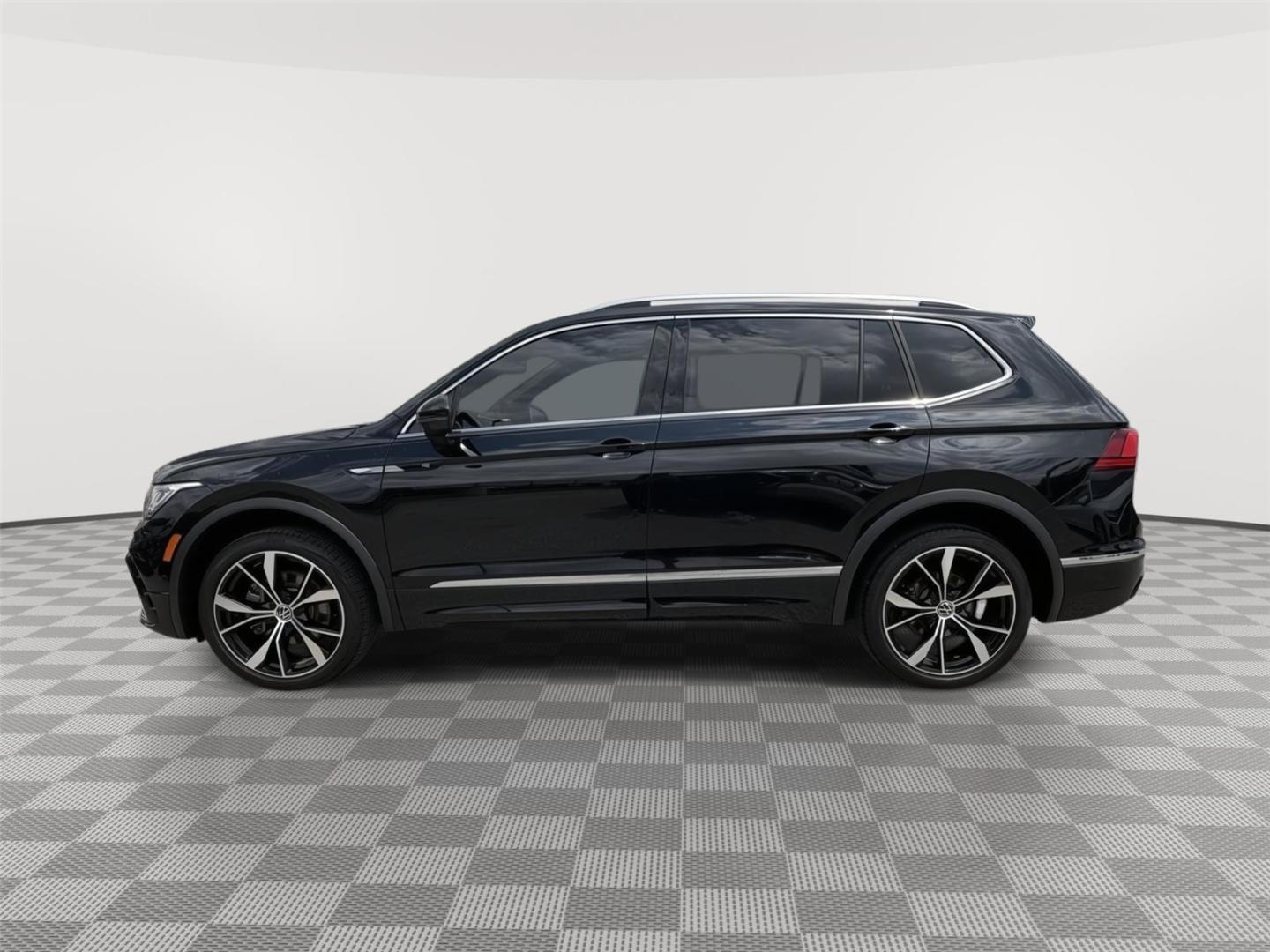 Used 2023 Volkswagen Tiguan SEL R-LINE with VIN 3VV4B7AX1PM125470 for sale in Kansas City