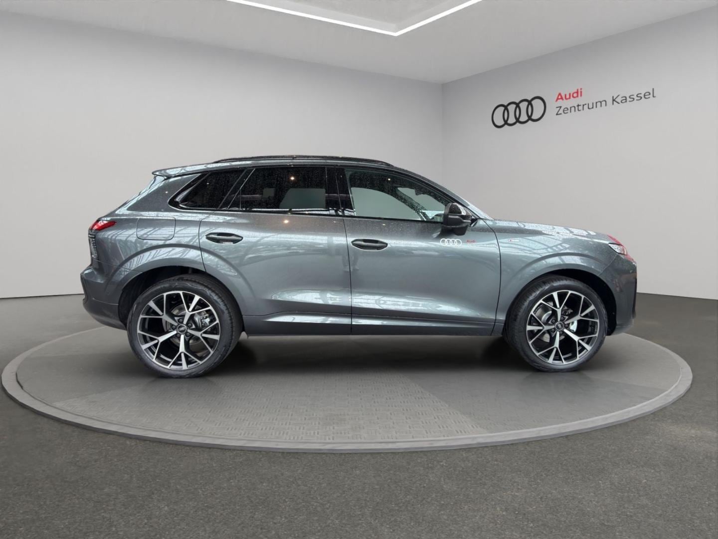 Bild über Audi Q3 SUV TFSI 110 kW S tronic - für weitere Informationen kontaktieren Sie den Audi Partner