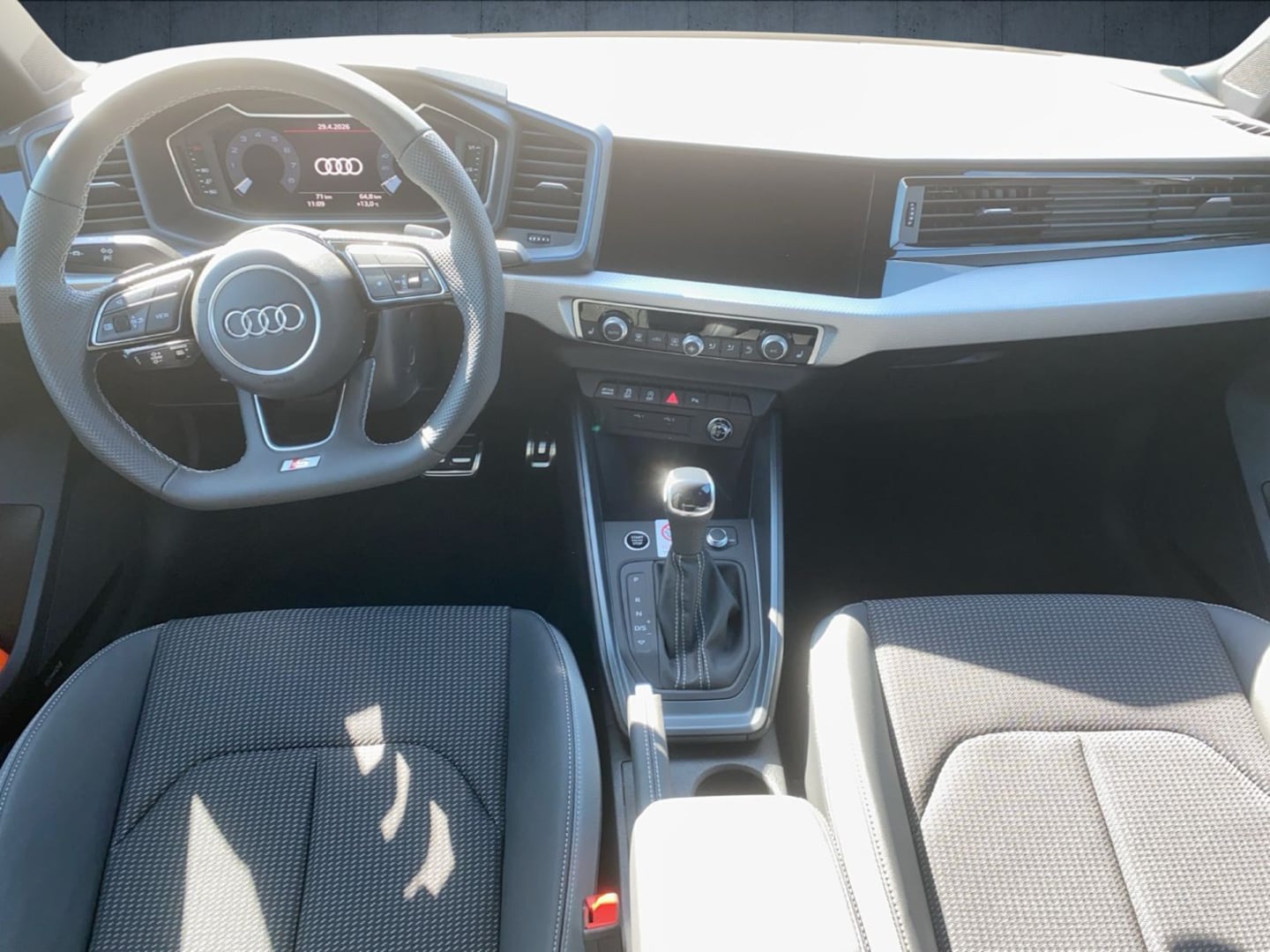 Bild über Audi A1 Sportback S line 40 TFSI S tronic - für weitere Informationen kontaktieren Sie den Audi Partner