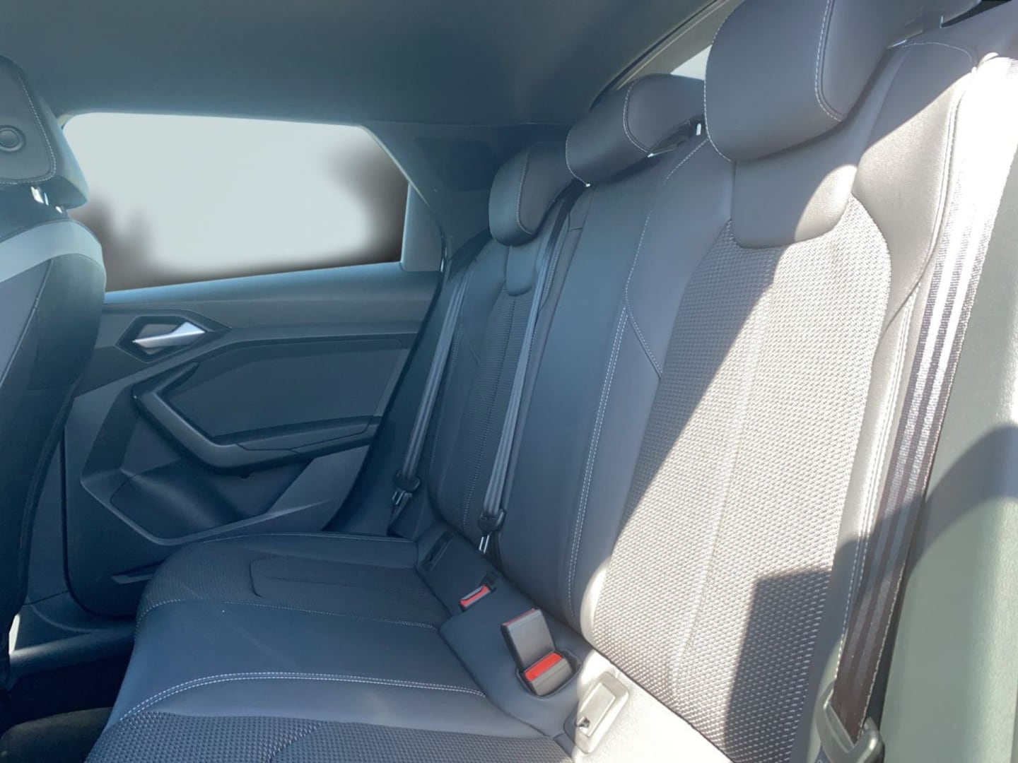 Bild über Audi A1 Sportback S line 40 TFSI S tronic - für weitere Informationen kontaktieren Sie den Audi Partner