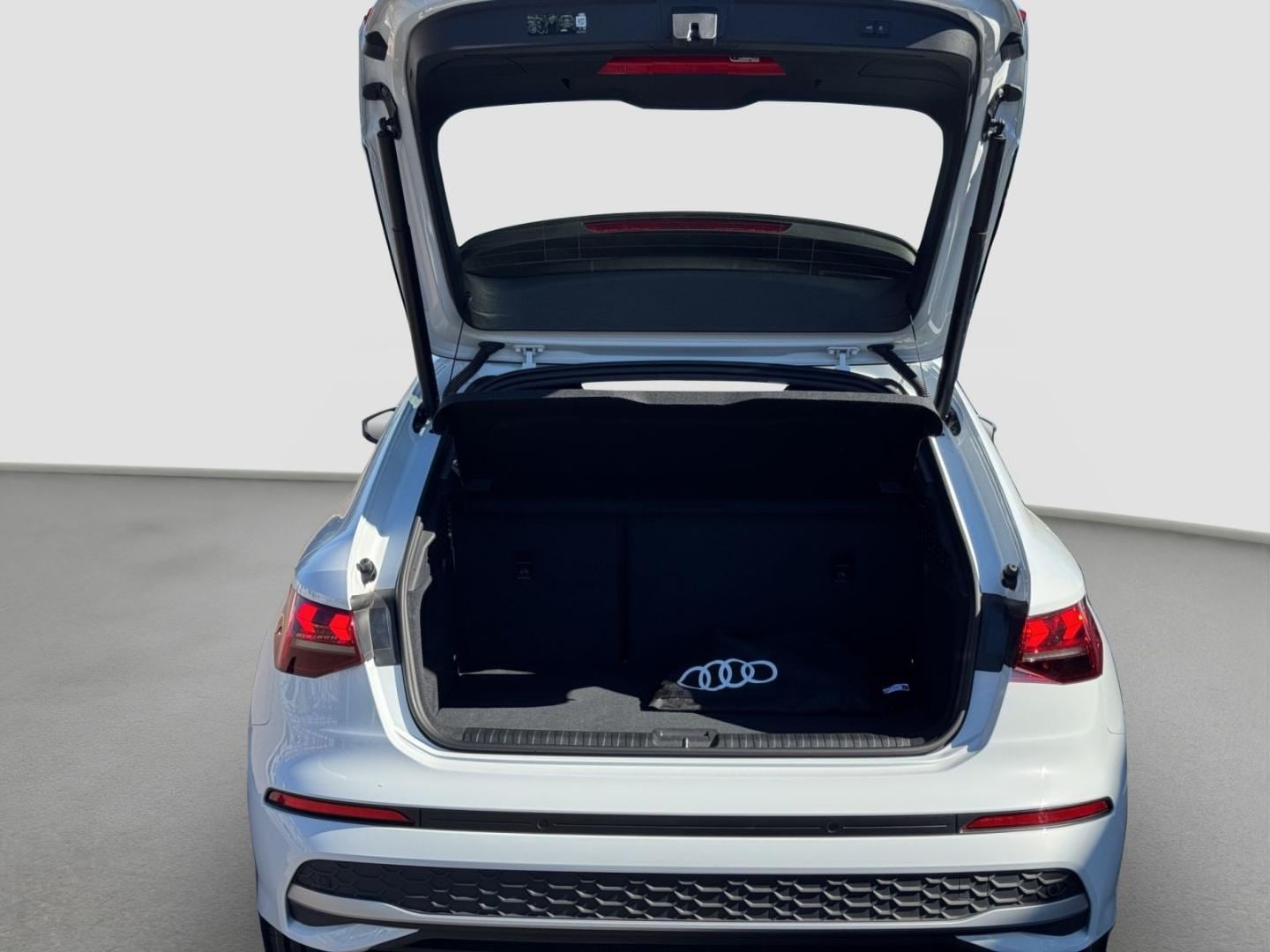 Bild über Audi A3 Sportback TFSI e advanced 40 TFSI e S tronic - für weitere Informationen kontaktieren Sie den Audi Partner