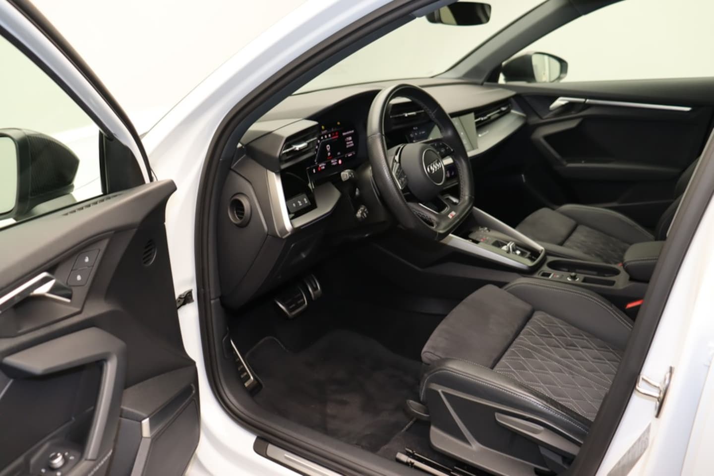 Bild über Audi S3 Limousine TFSI quattro S tronic - für weitere Informationen kontaktieren Sie den Audi Partner