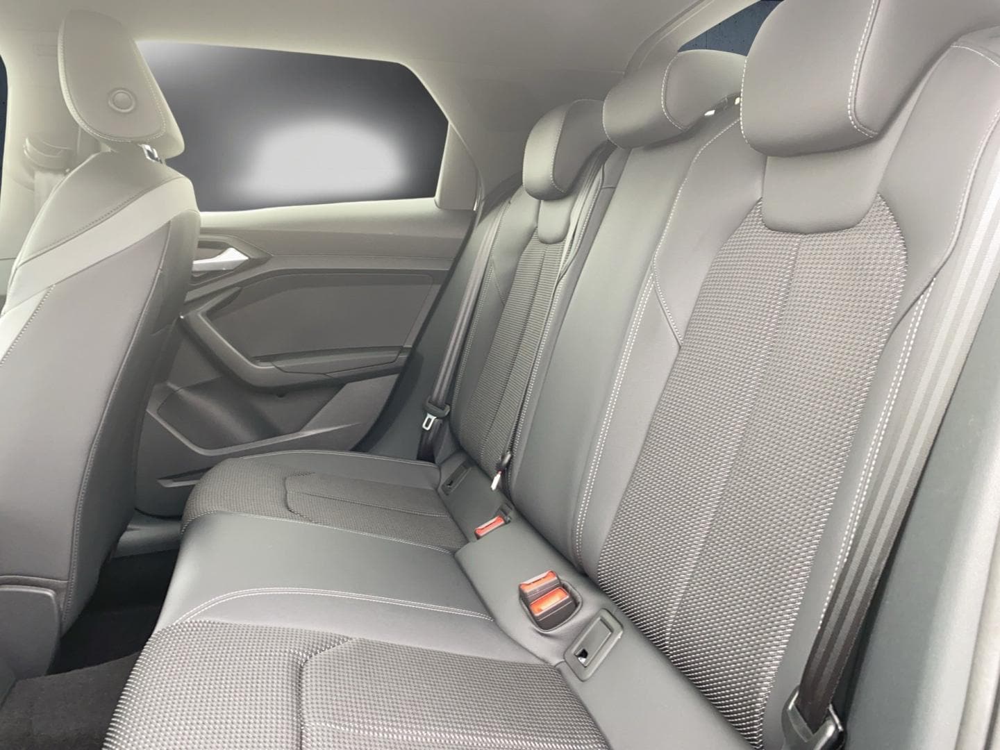 Bild über Audi A1 Sportback S line 40 TFSI S tronic - für weitere Informationen kontaktieren Sie den Audi Partner