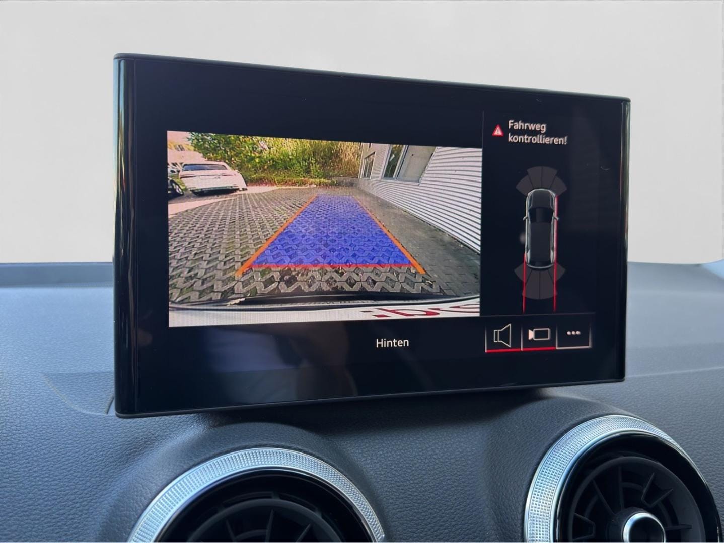 Bild über Audi Q2 advanced 30 TDI Schaltgetriebe - für weitere Informationen kontaktieren Sie den Audi Partner