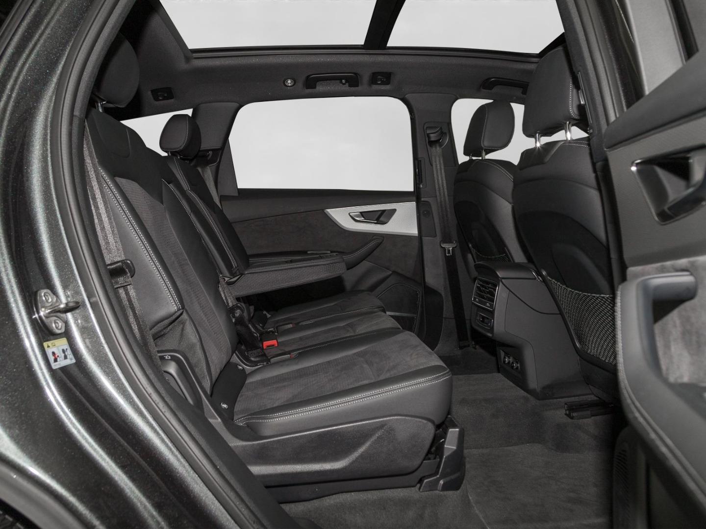 Image about Audi Q7 SUV TFSI e S line 55 TFSI e quattro tiptronic
