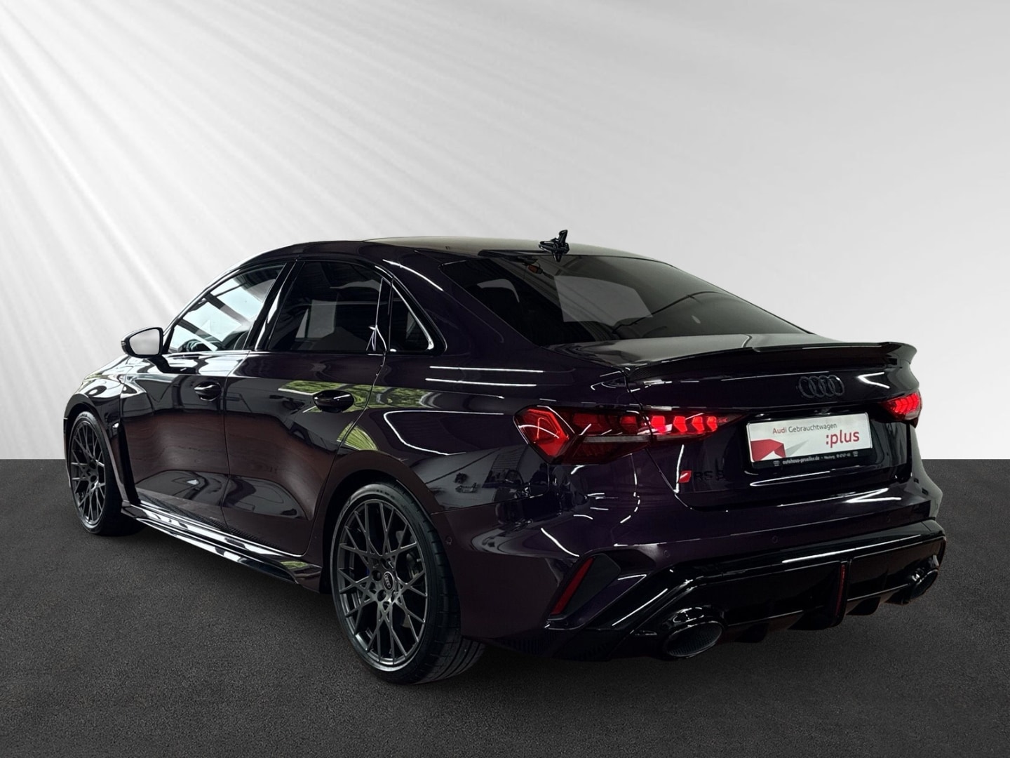 Bild über Audi RS 3 Limousine TFSI quattro S tronic - für weitere Informationen kontaktieren Sie den Audi Partner
