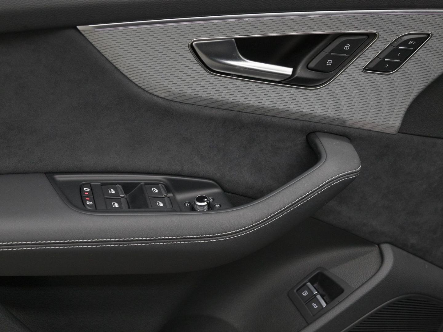 Image about Audi Q7 SUV TFSI e S line 55 TFSI e quattro tiptronic