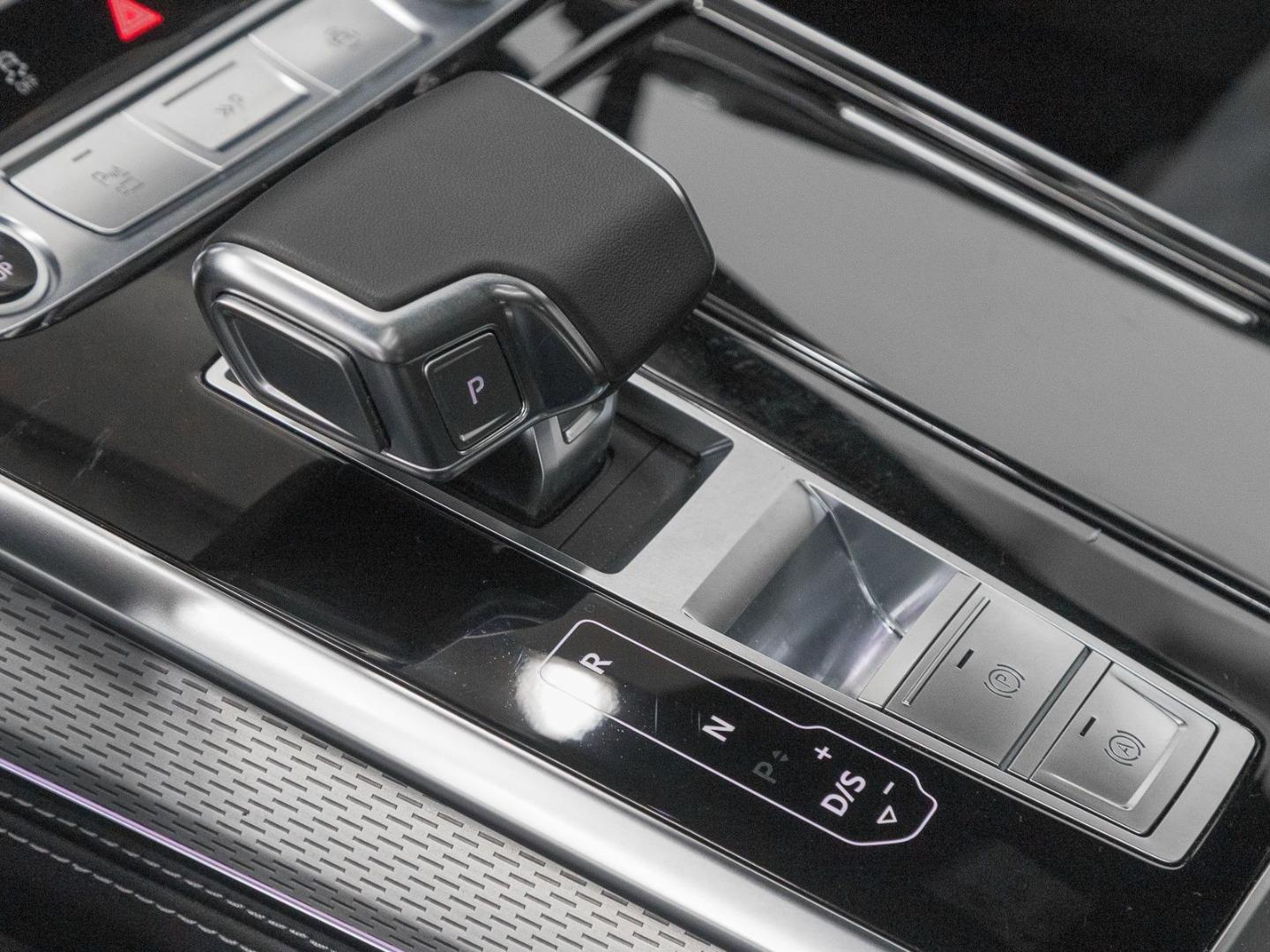 Image about Audi Q7 SUV TFSI e S line 55 TFSI e quattro tiptronic