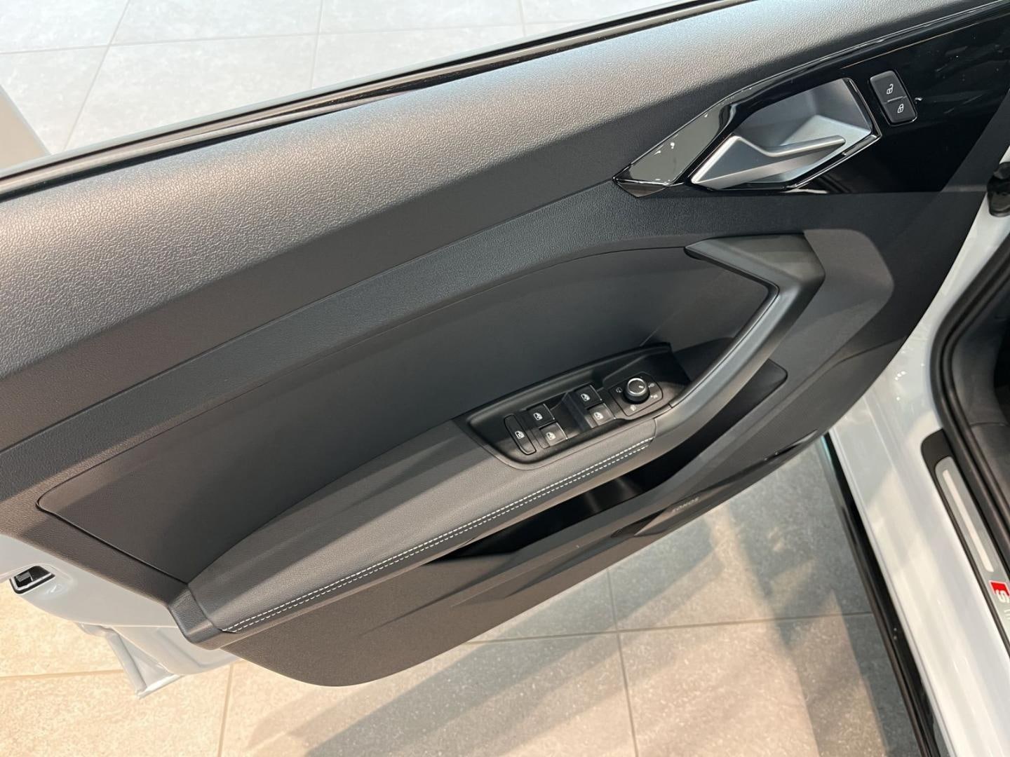 Bild über Audi A1 Sportback S line 30 TFSI S tronic - für weitere Informationen kontaktieren Sie den Audi Partner
