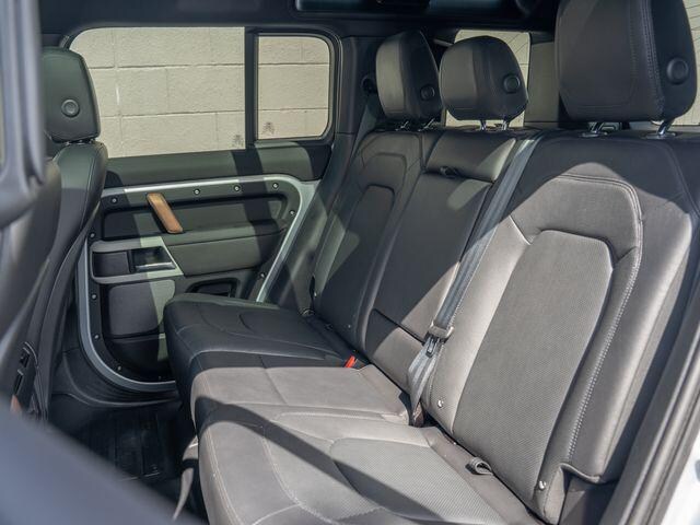 2024 Land Rover Defender SE - Photo 18
