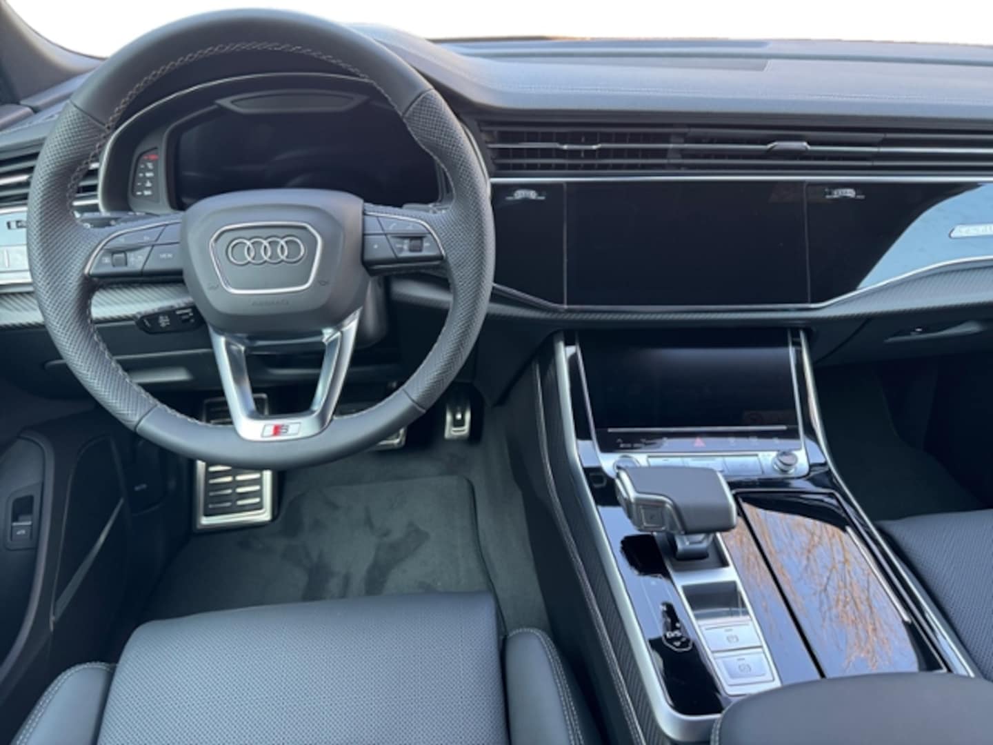 Bild über Audi Q8 SUV S line business TDI quattro 210 kW tiptronic - für weitere Informationen kontaktieren Sie den Audi Partner