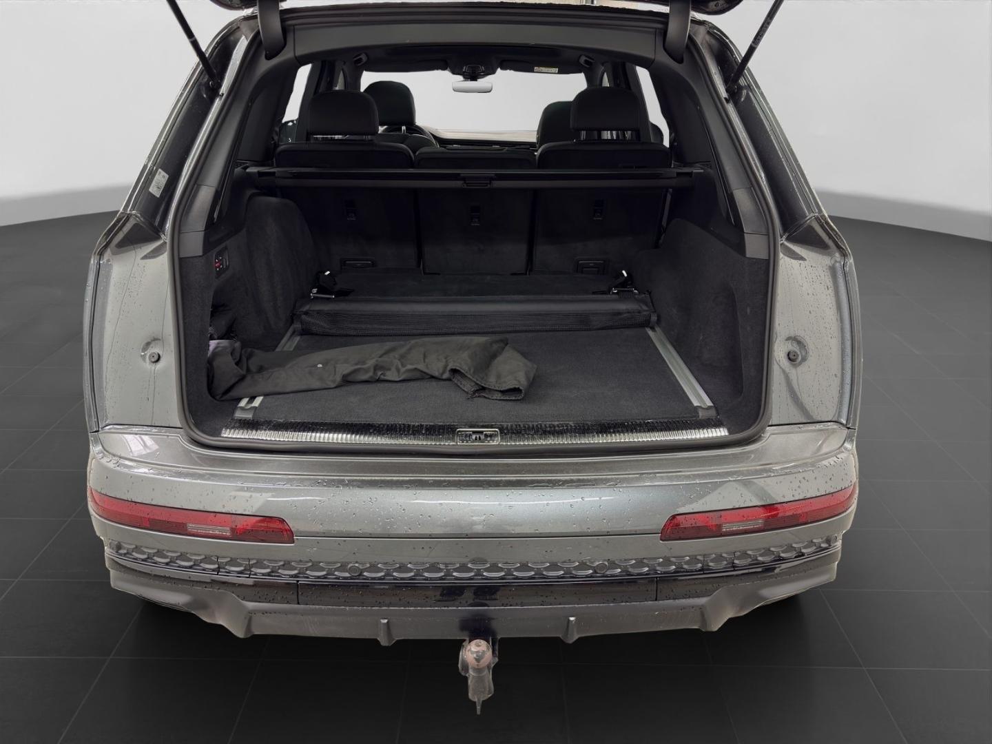 Image about Audi Q7 SUV TFSI e S line 55 TFSI e quattro tiptronic