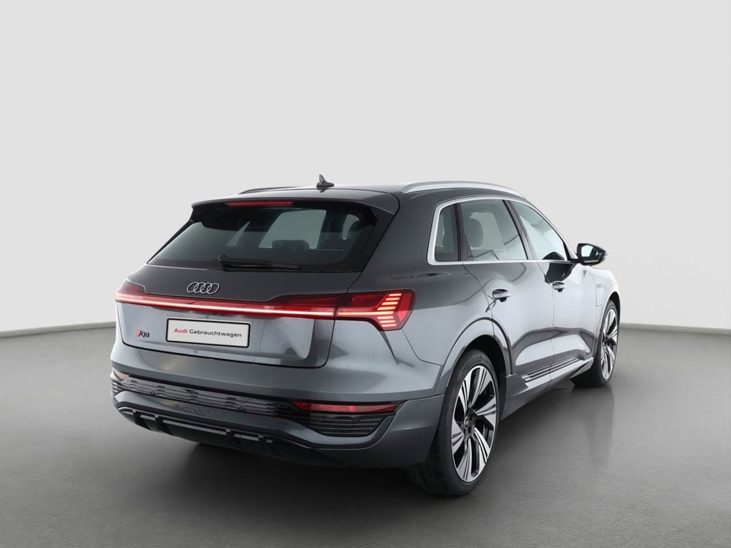 Bild über Audi Q8 e-tron S line 55 e-tron quattro - für weitere Informationen kontaktieren Sie den Audi Partner