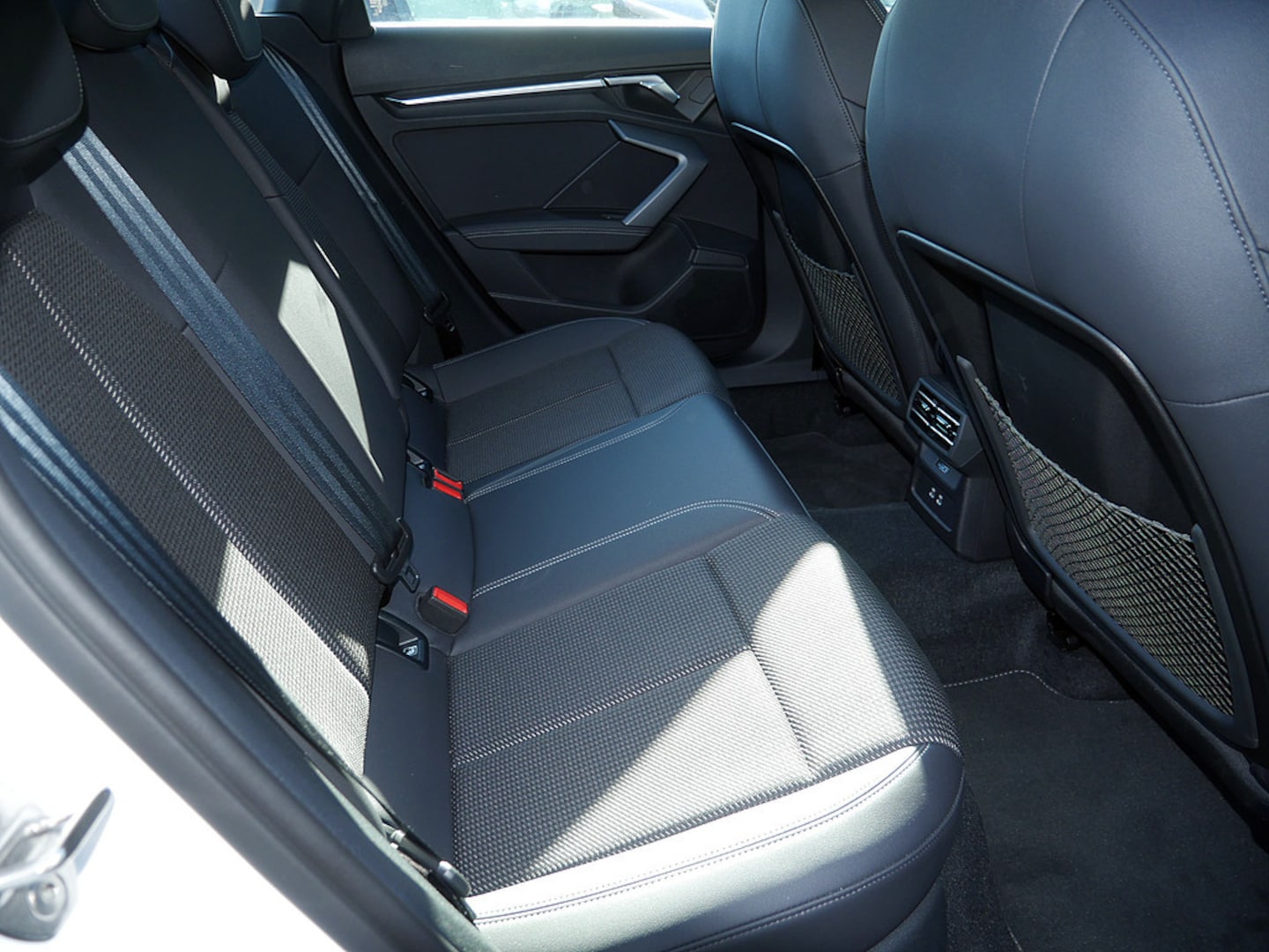 Bild über Audi S3 Limousine TFSI quattro S tronic - für weitere Informationen kontaktieren Sie den Audi Partner