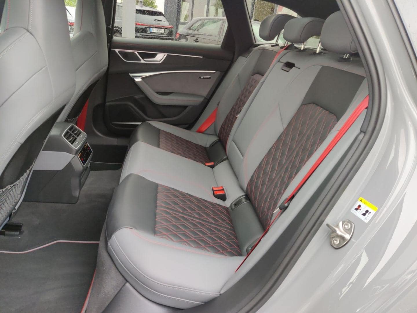 Bild über Audi S6 Avant TDI quattro tiptronic - für weitere Informationen kontaktieren Sie den Audi Partner