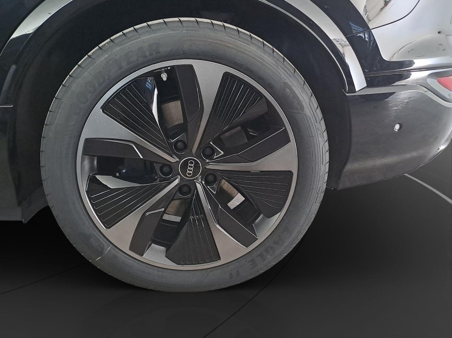 Bild über Audi SQ6 SUV e-tron e-tron quattro 360 kW - für weitere Informationen kontaktieren Sie den Audi Partner