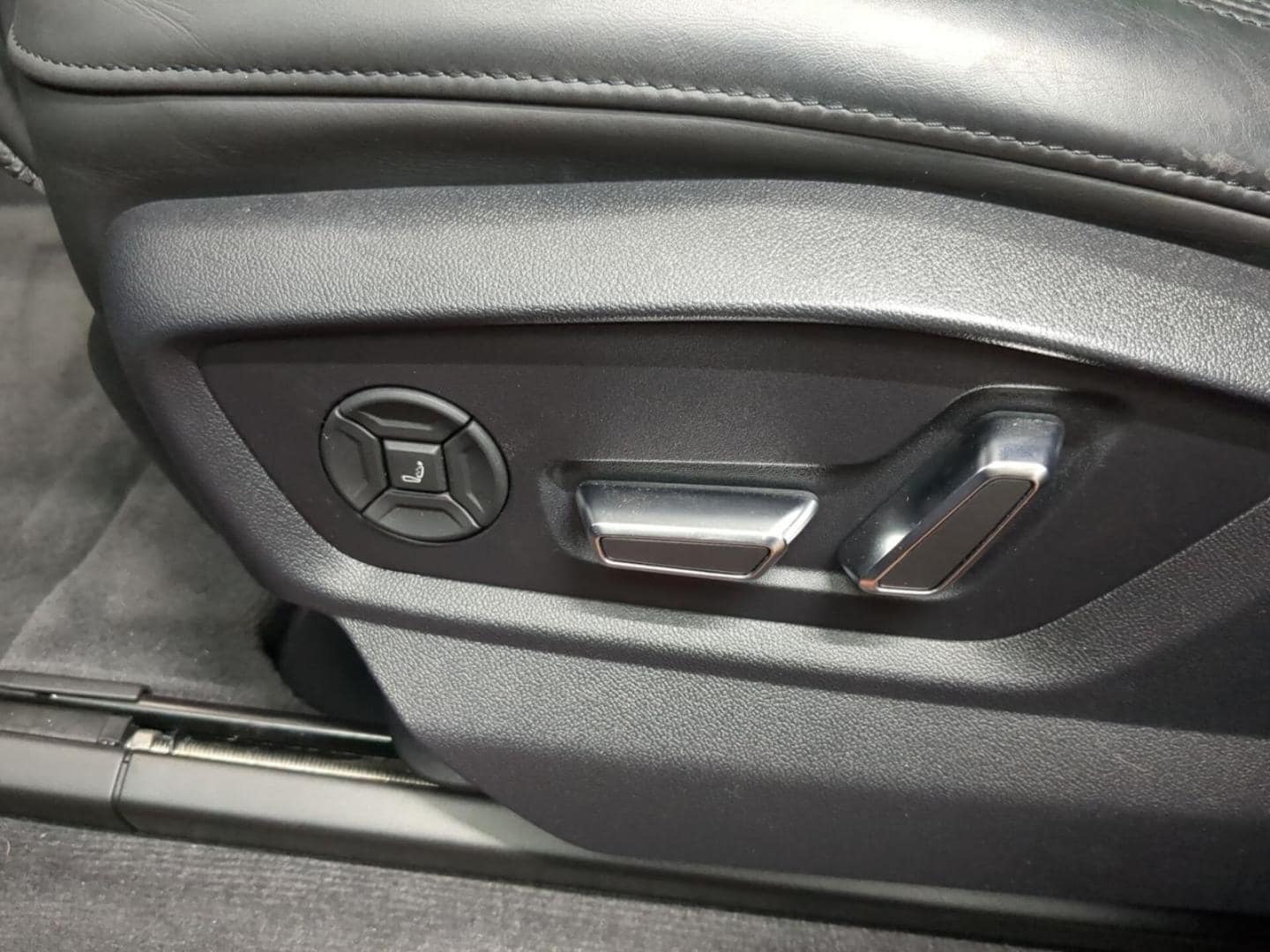 Bild über Audi RS Q8 TFSI quattro tiptronic - für weitere Informationen kontaktieren Sie den Audi Partner