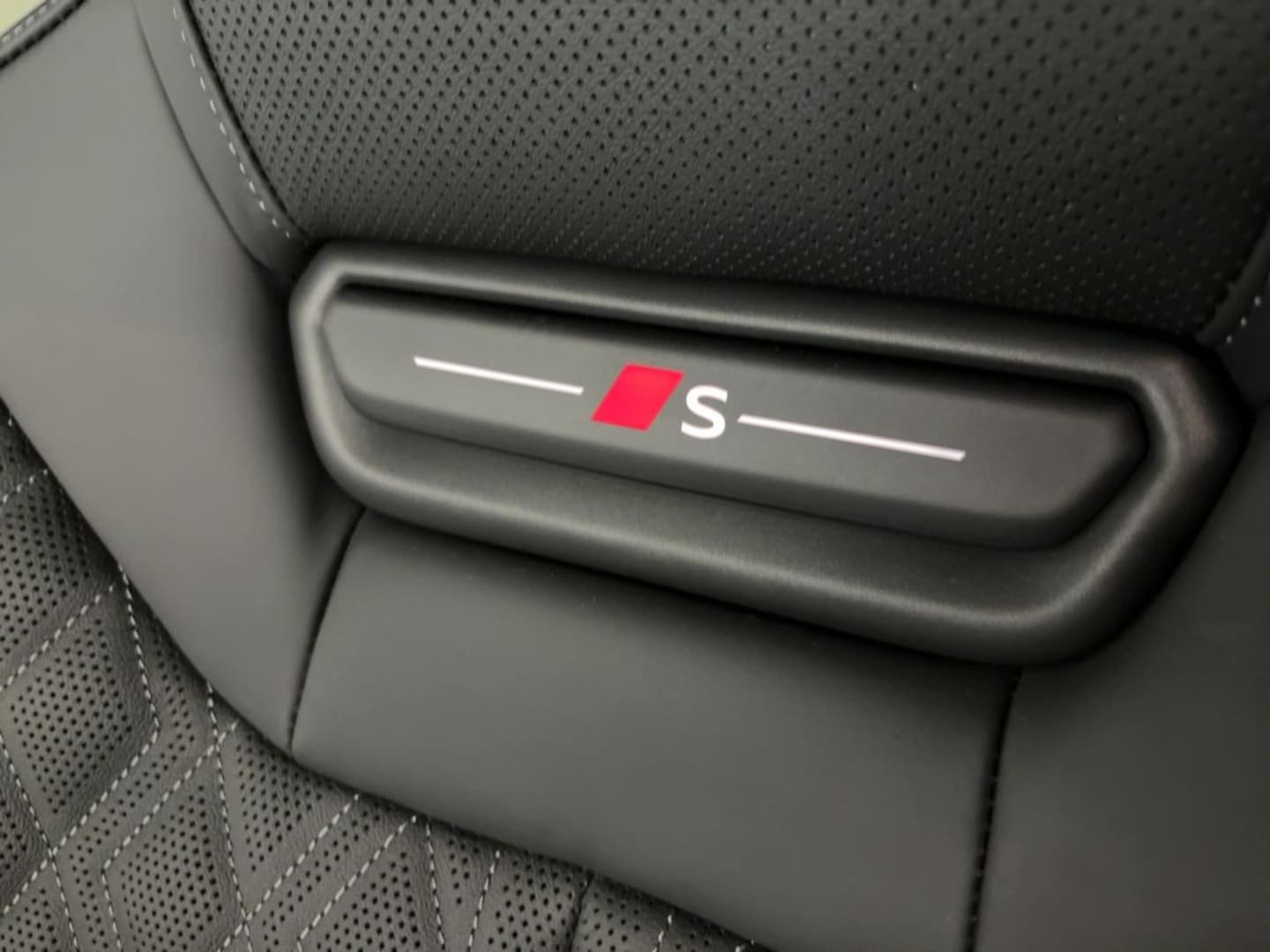 Bild über Audi A5 Limousine e-hybrid edition one e-hybrid quattro 270 kW S tronic - für weitere Informationen kontaktieren Sie den Audi Partner