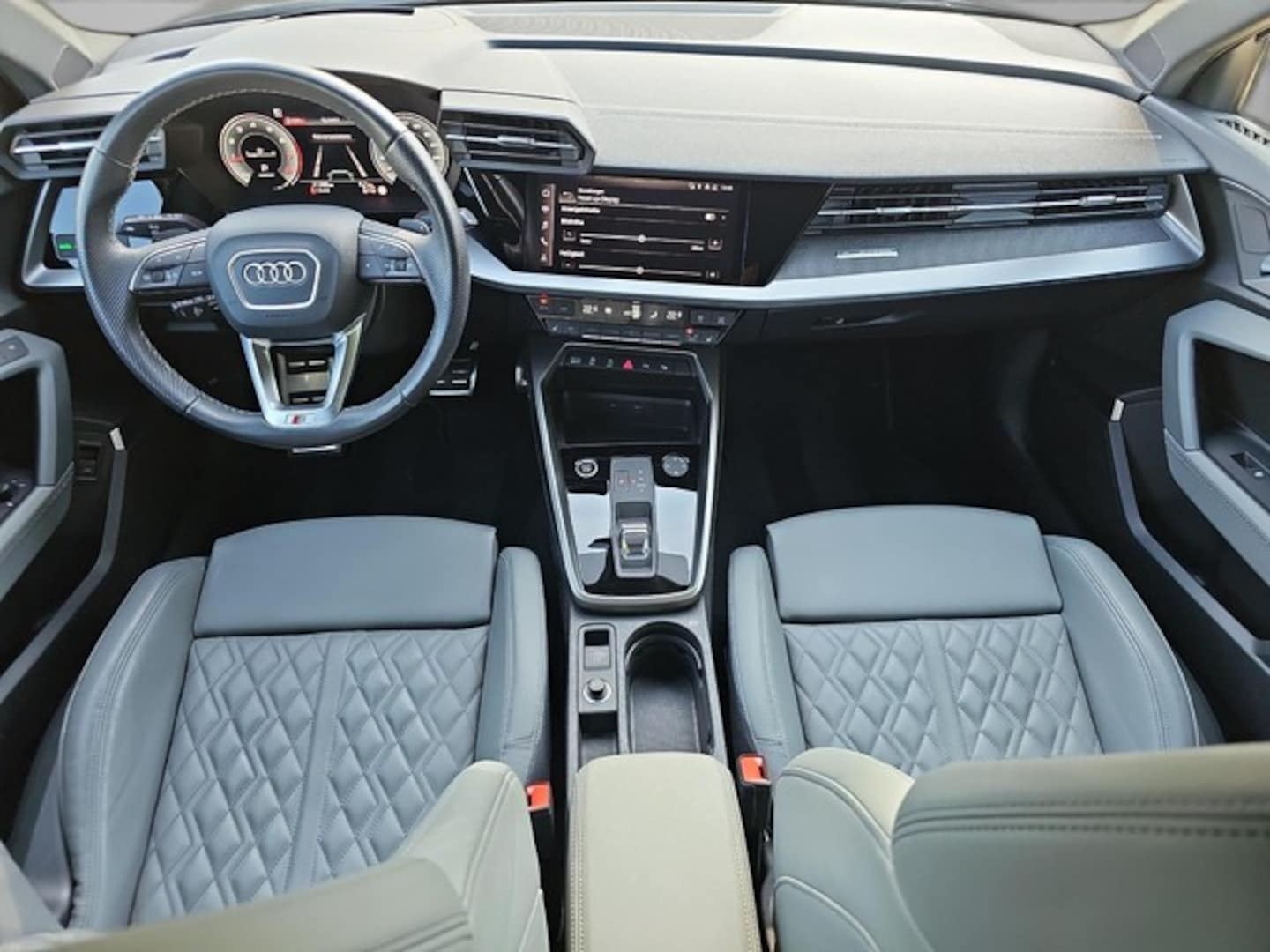Bild über Audi A3 Sportback S line 40 TFSI quattro S tronic - für weitere Informationen kontaktieren Sie den Audi Partner