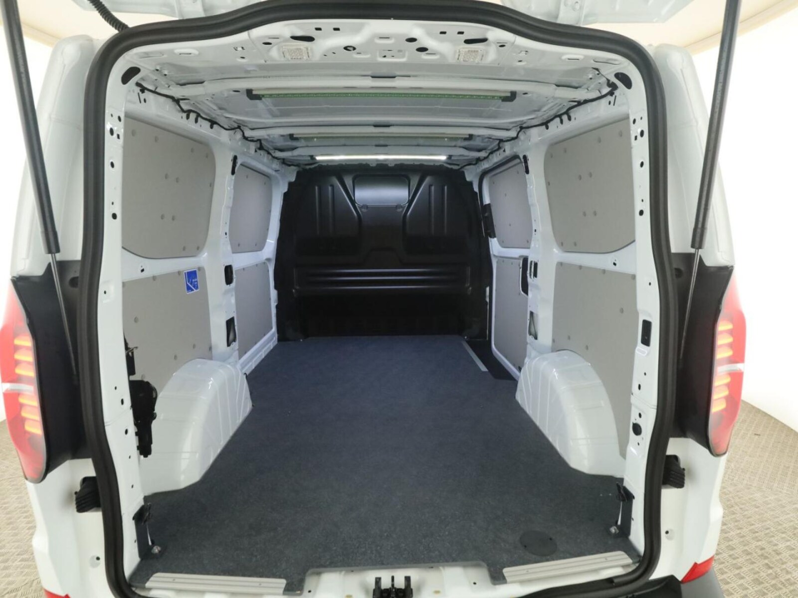 Volkswagen Transporter Kasten kurzer Radstand – Bild 9