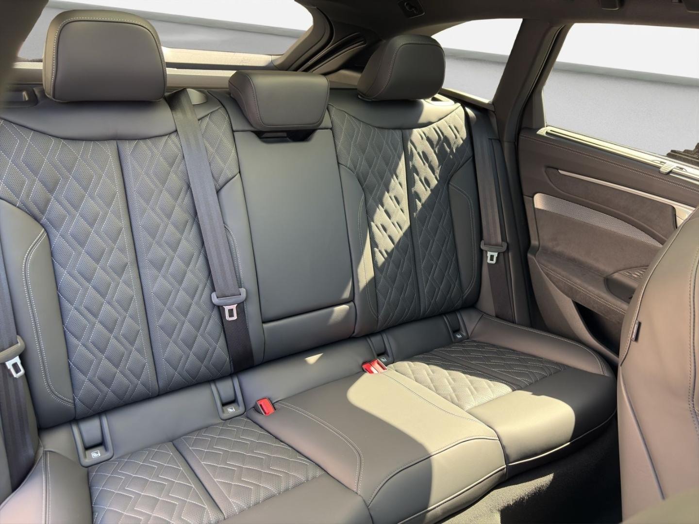 Bild über Audi A6 Avant TDI quattro 220 kW S tronic - für weitere Informationen kontaktieren Sie den Audi Partner