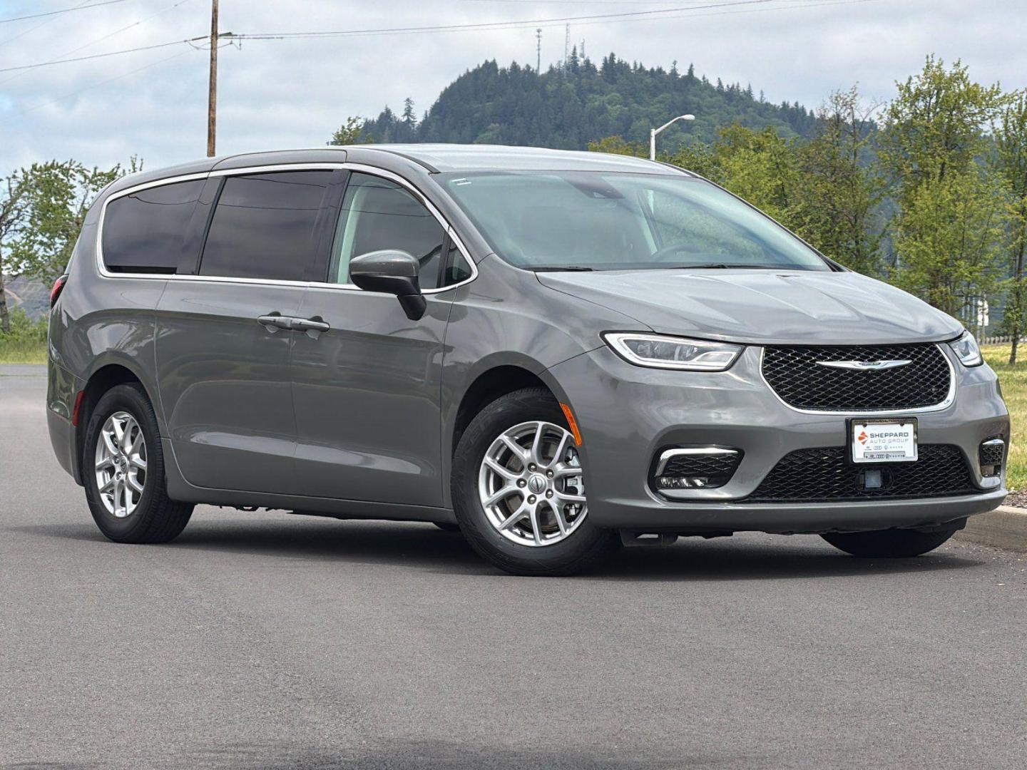 2023 Chrysler Pacifica Touring L's photo