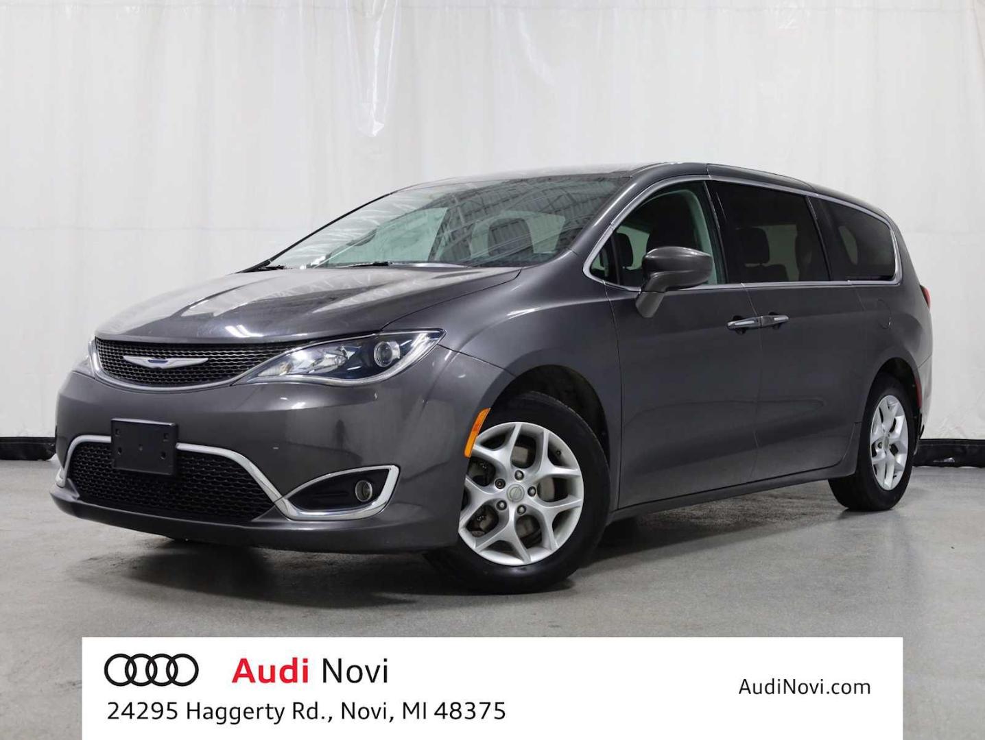 2018 Chrysler Pacifica Touring Plus's photo