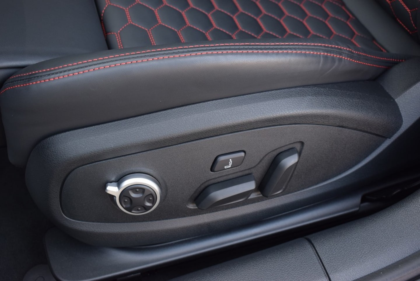 Bild über Audi RS 4 Avant TFSI quattro tiptronic - für weitere Informationen kontaktieren Sie den Audi Partner