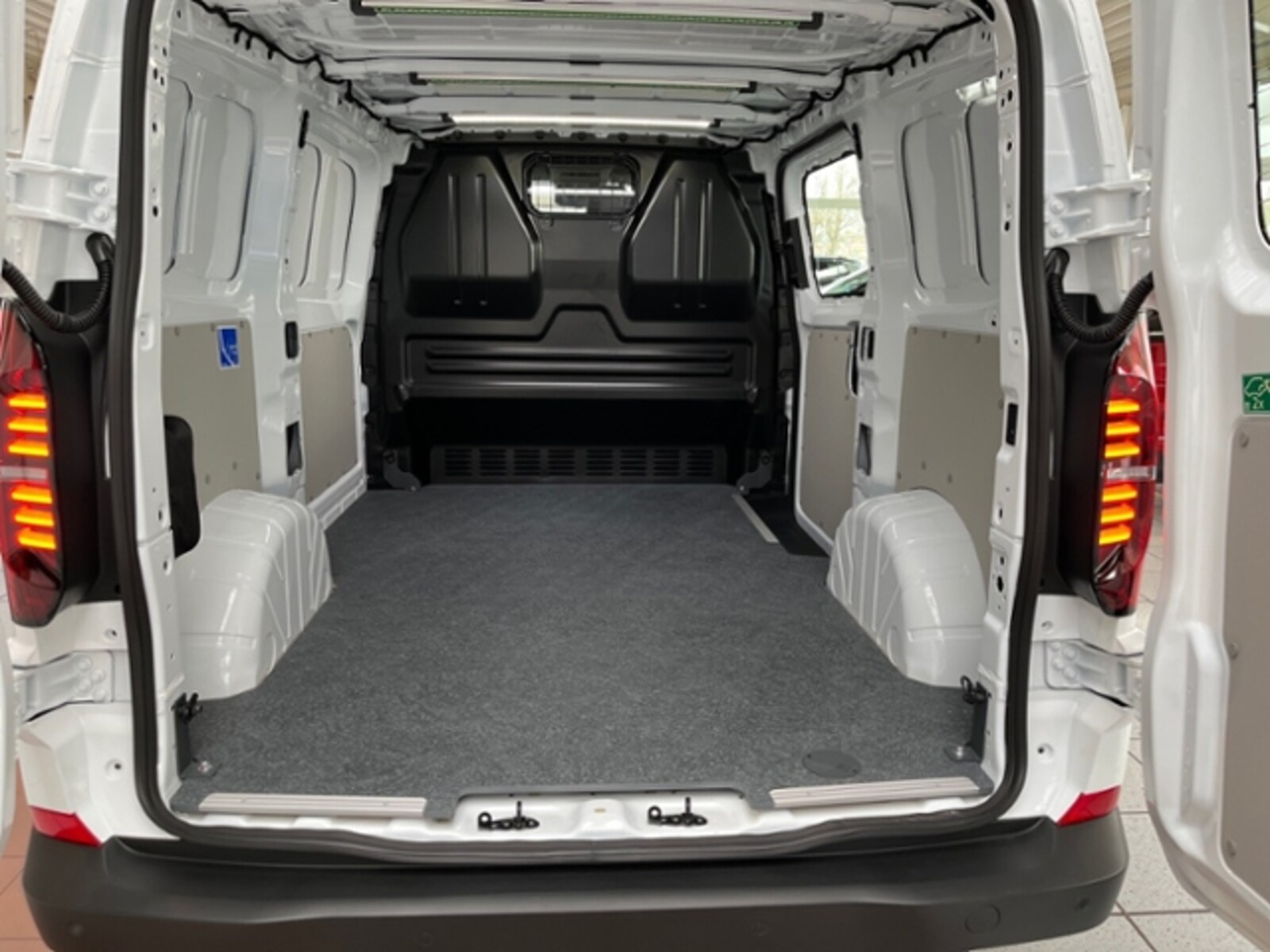 Volkswagen Transporter Kasten kurzer Radstand – Bild 9