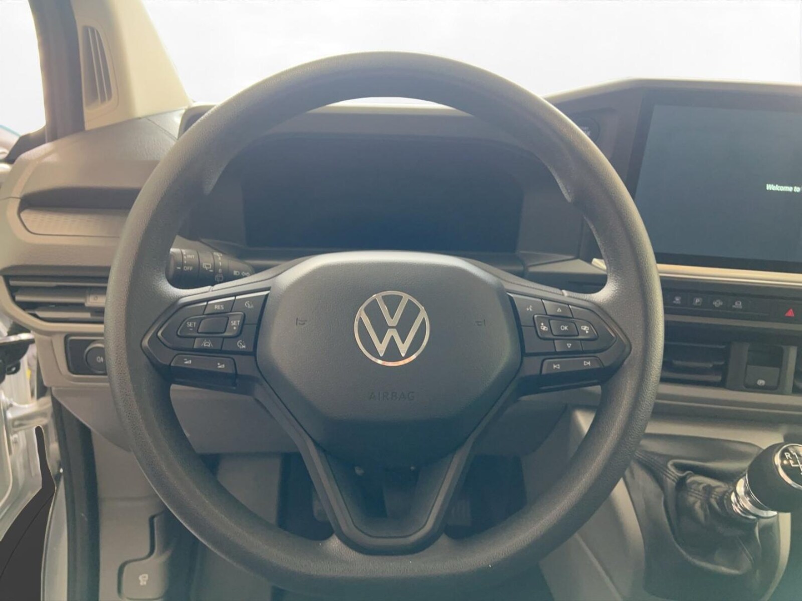 Volkswagen Transporter Kombi langer Radstand – Bild 9