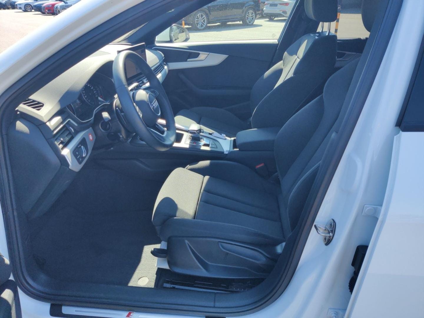 Bild über Audi A4 Avant S line 35 TFSI S tronic - für weitere Informationen kontaktieren Sie den Audi Partner