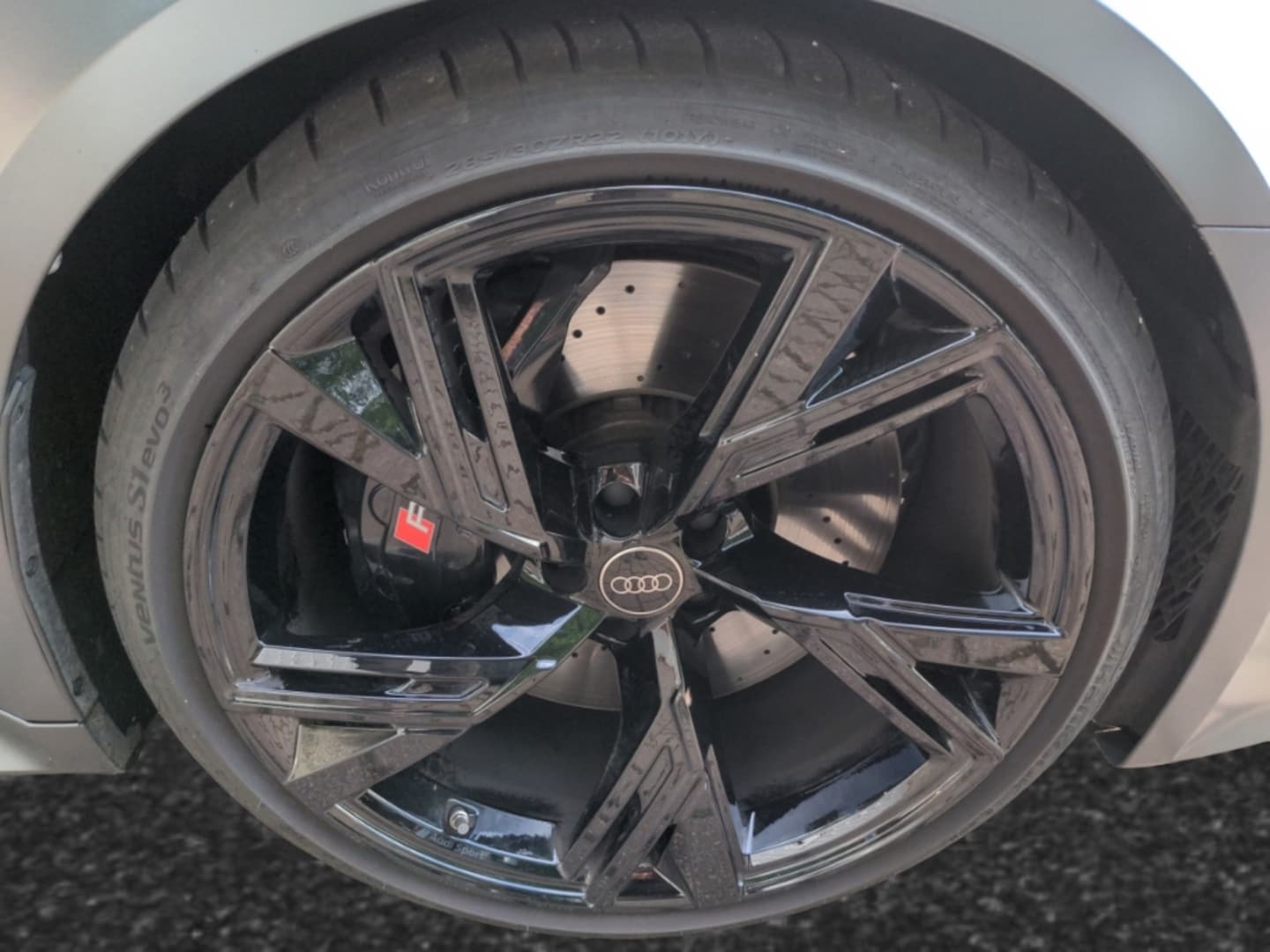 Bild über Audi RS 6 Avant performance quattro tiptronic - für weitere Informationen kontaktieren Sie den Audi Partner