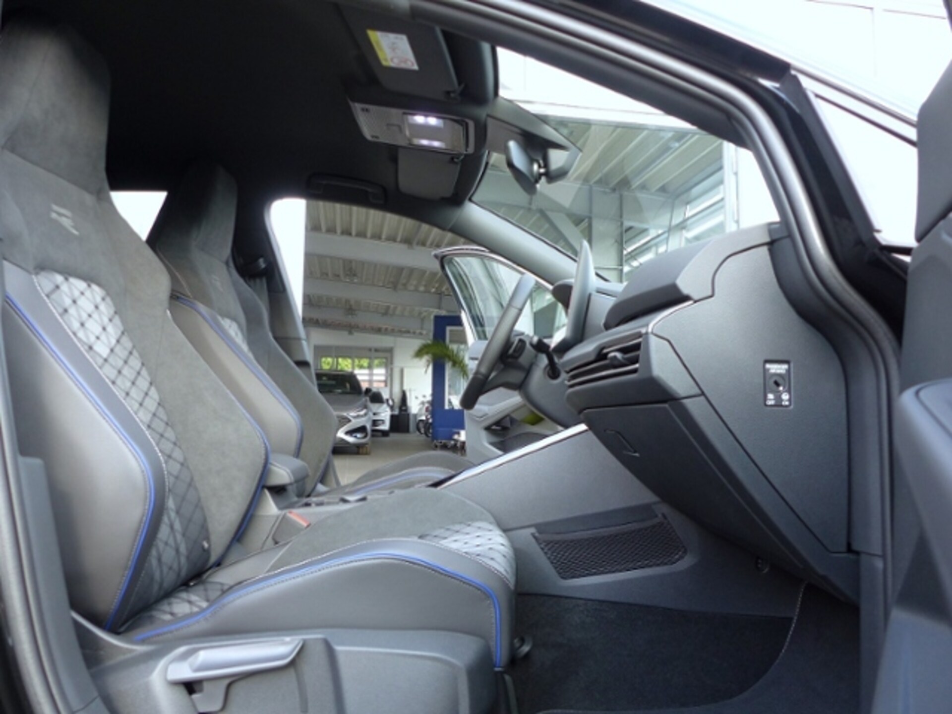 Volkswagen Golf R-Line