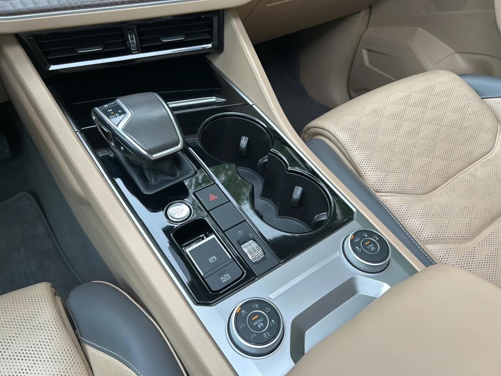 Volkswagen Touareg Model bazowy