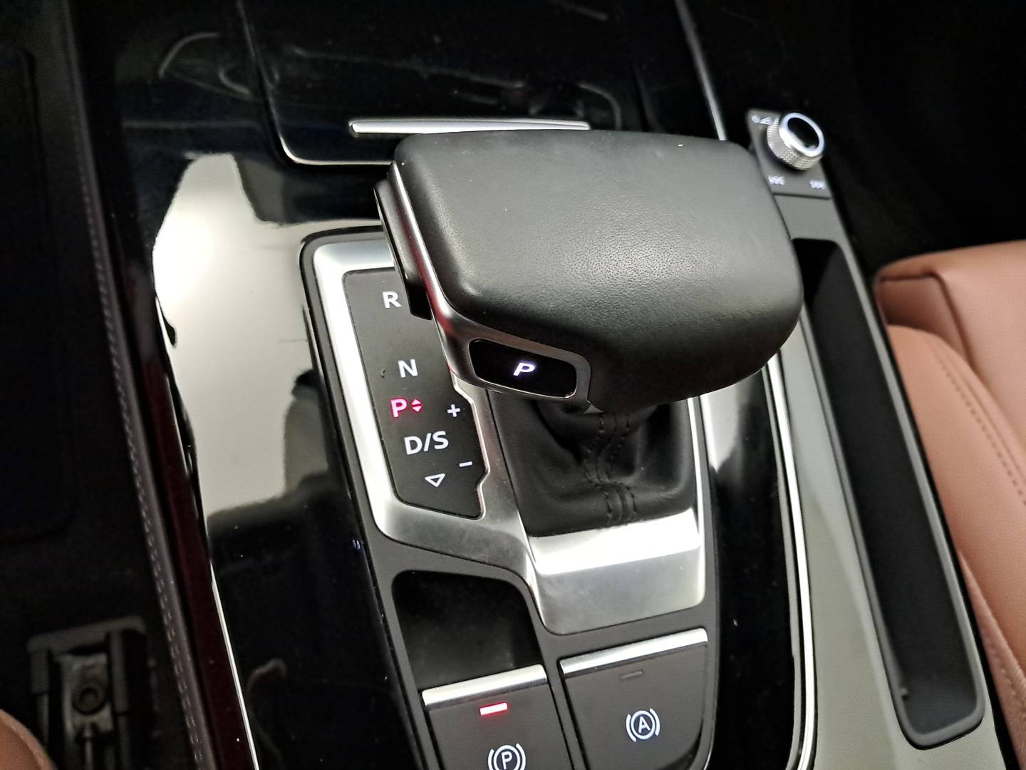 Image about Audi Q5 TFSI e Avus 50 TFSI e quattro 220 kW (299 ch) S tronic