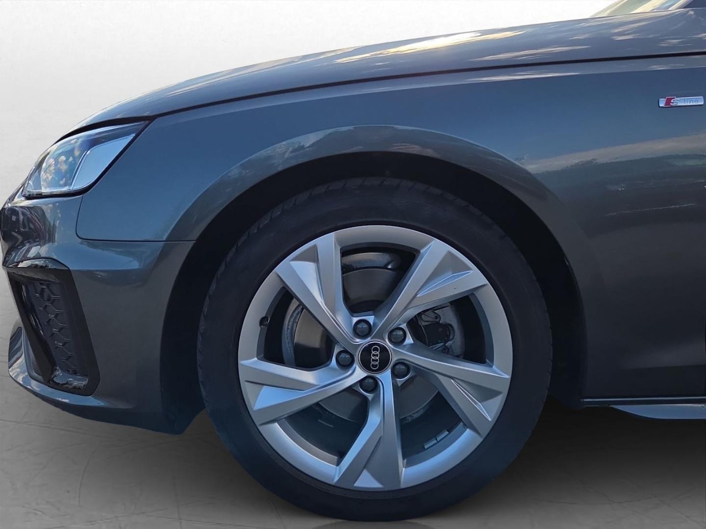 Bild über Audi A4 Avant S line 35 TFSI Schaltgetriebe - für weitere Informationen kontaktieren Sie den Audi Partner