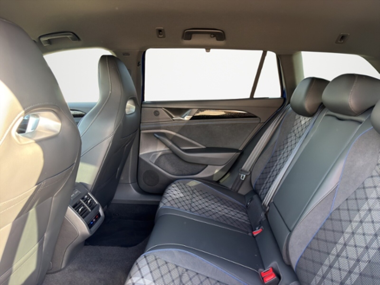 Volkswagen Passat – Bild 13